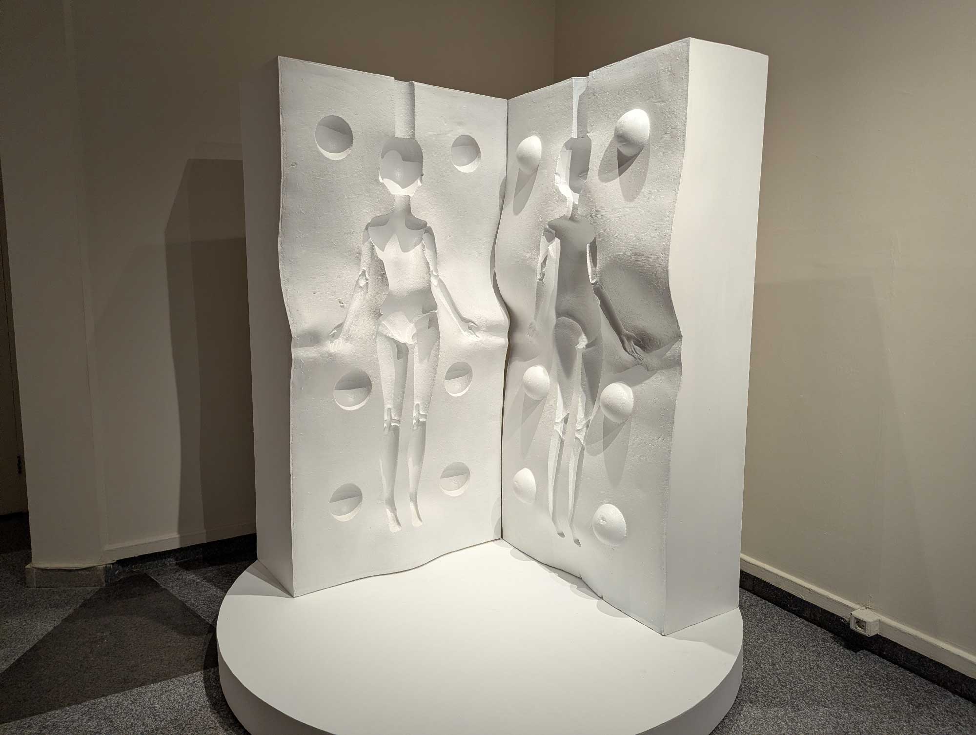 Sculpture in which a person is moulded but vacant